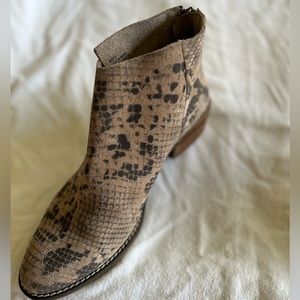 Women’s Very Volatile brand (Nordstrom) leather snake print boots. Size 9.
